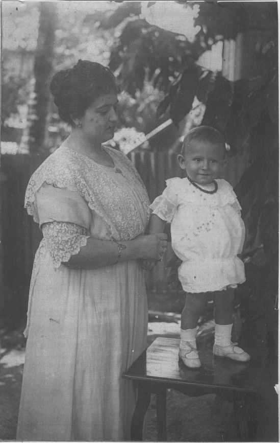 Alberto Manzanares Abecasis e sua mãe