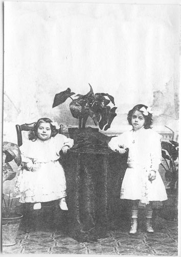Rosália e Maria da Conceição Abecasis Pereira de Resende